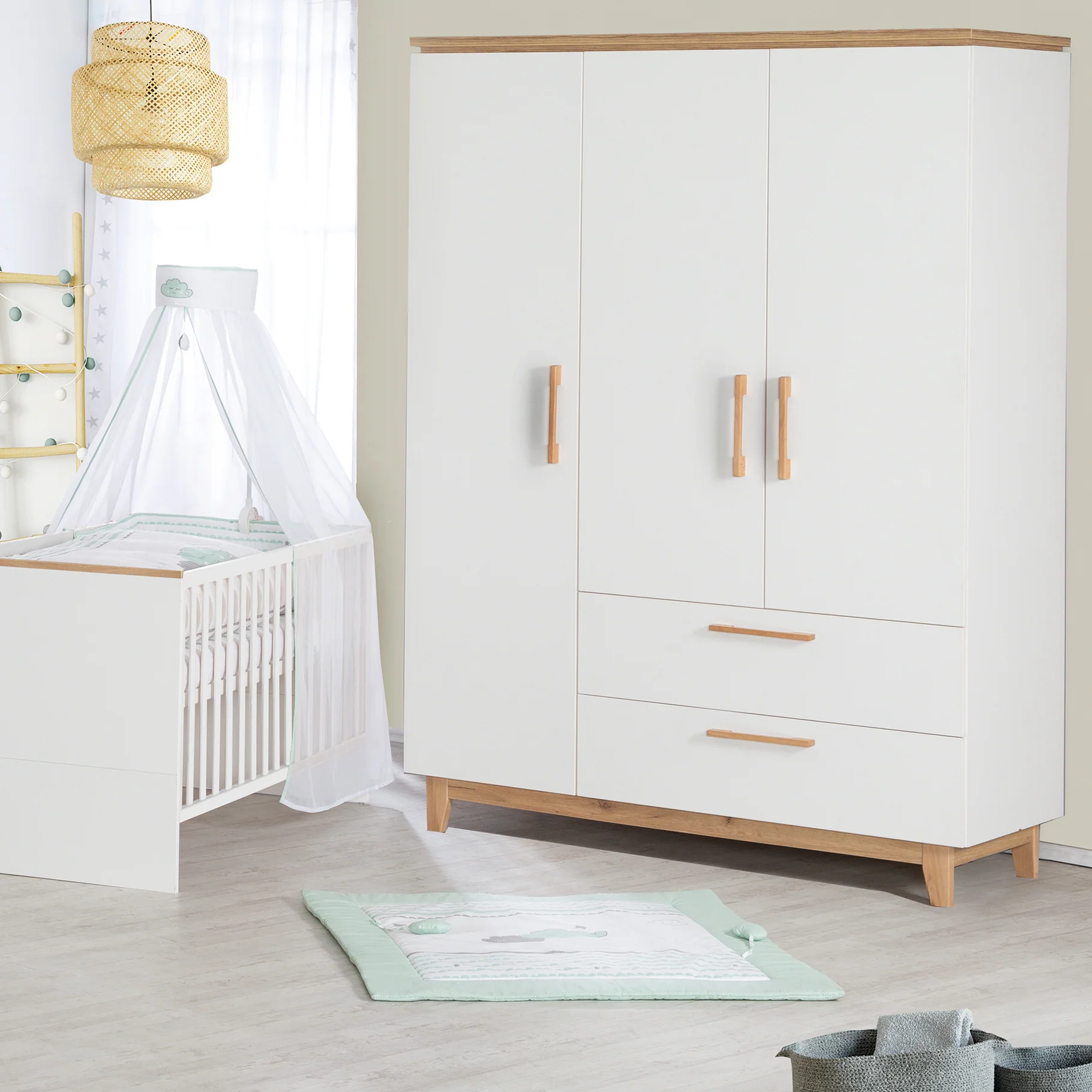 Zimmerset 'Finn' inkl. Kombi-Bett 70 x 140 cm, Wickelkommode & 3-türigem Schrank, Weiß/ Goldeiche - Image 5