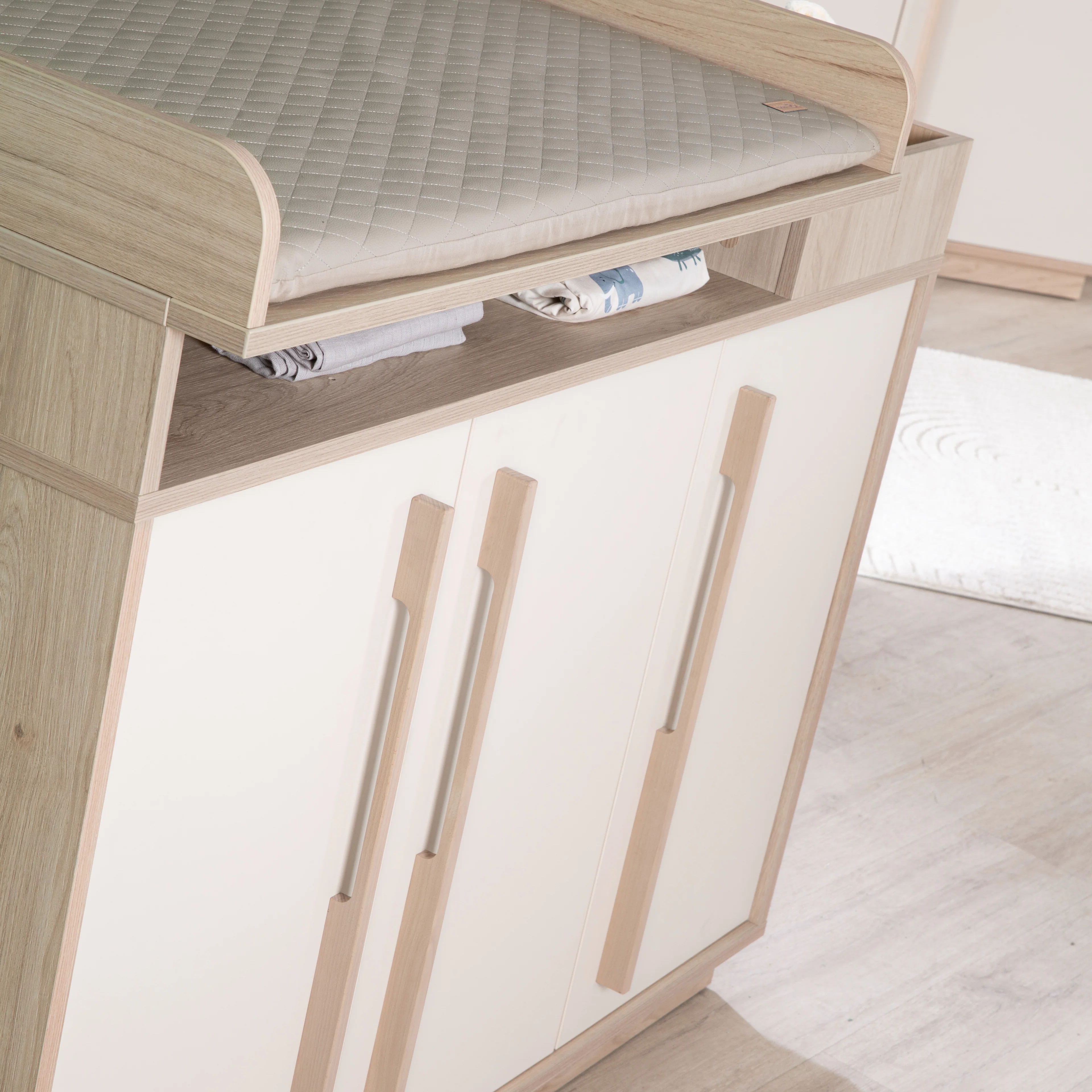 Babyzimmer 'Elva' 3-teilig - Offene Fächer & Soft Close - Cashmere / Virginia Chestnut - Image 12