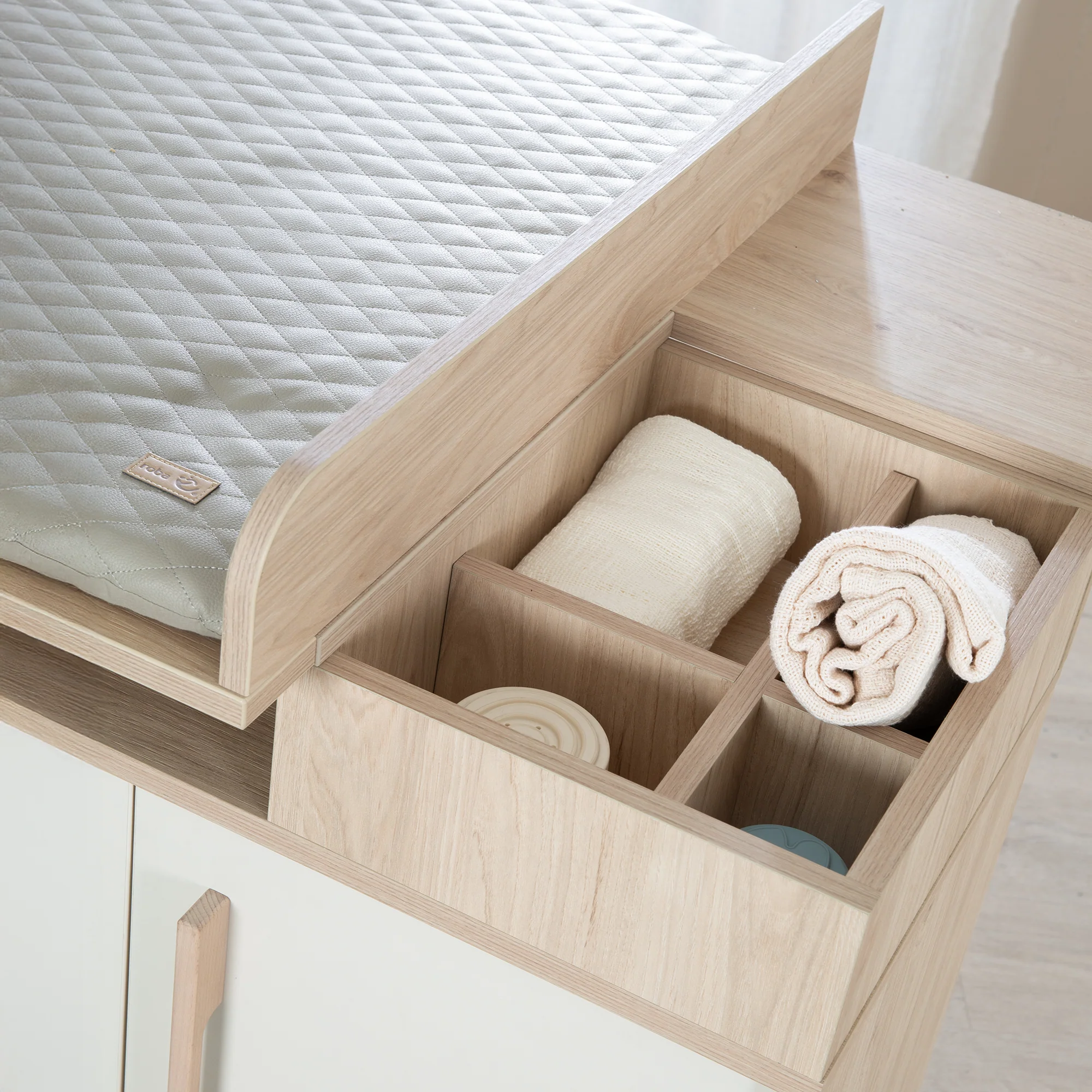 Babyzimmer 'Elva' 3-teilig - Offene Fächer & Soft Close - Cashmere / Virginia Chestnut - Image 13