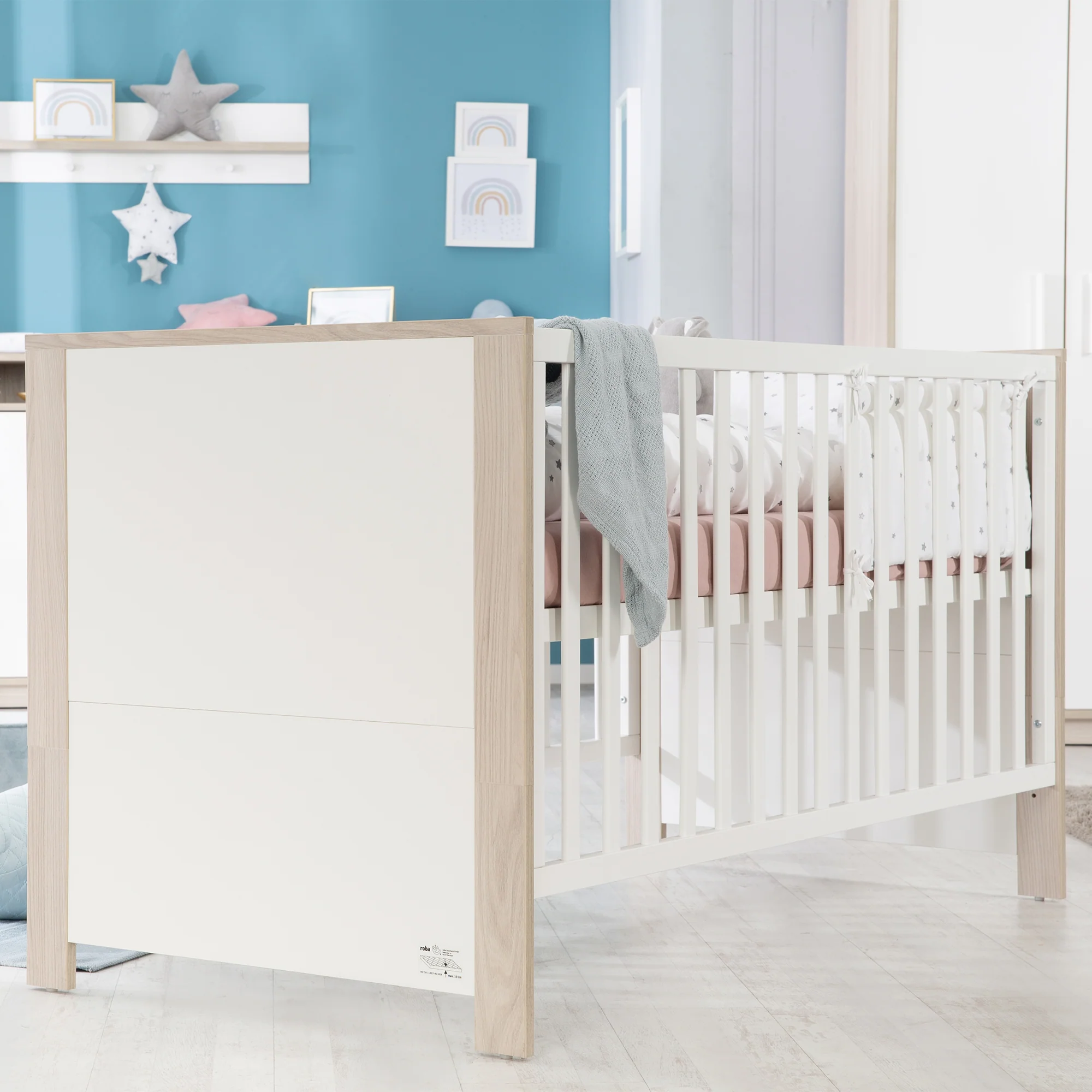 Möbelset 'Olaf' inkl. Kombi-Bett 70 x 140 cm & breiter Wickelkommode, Luna Elm/weiß - Image 4