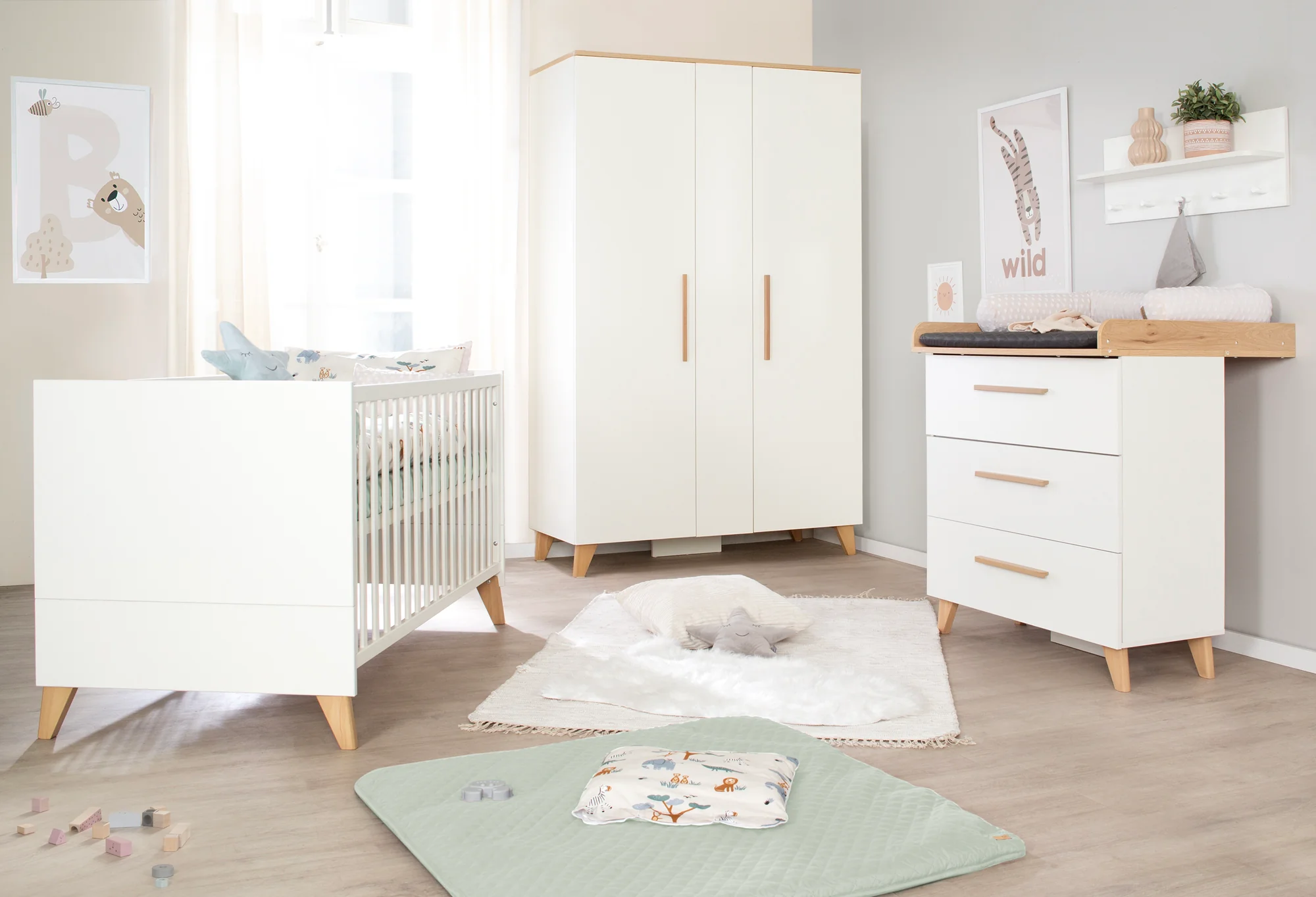 Kleiderschrank 'Leon' 2,5-türig - Soft-Close Türen & Massivholzfüße - Weiß / Othello Eiche - Image 9