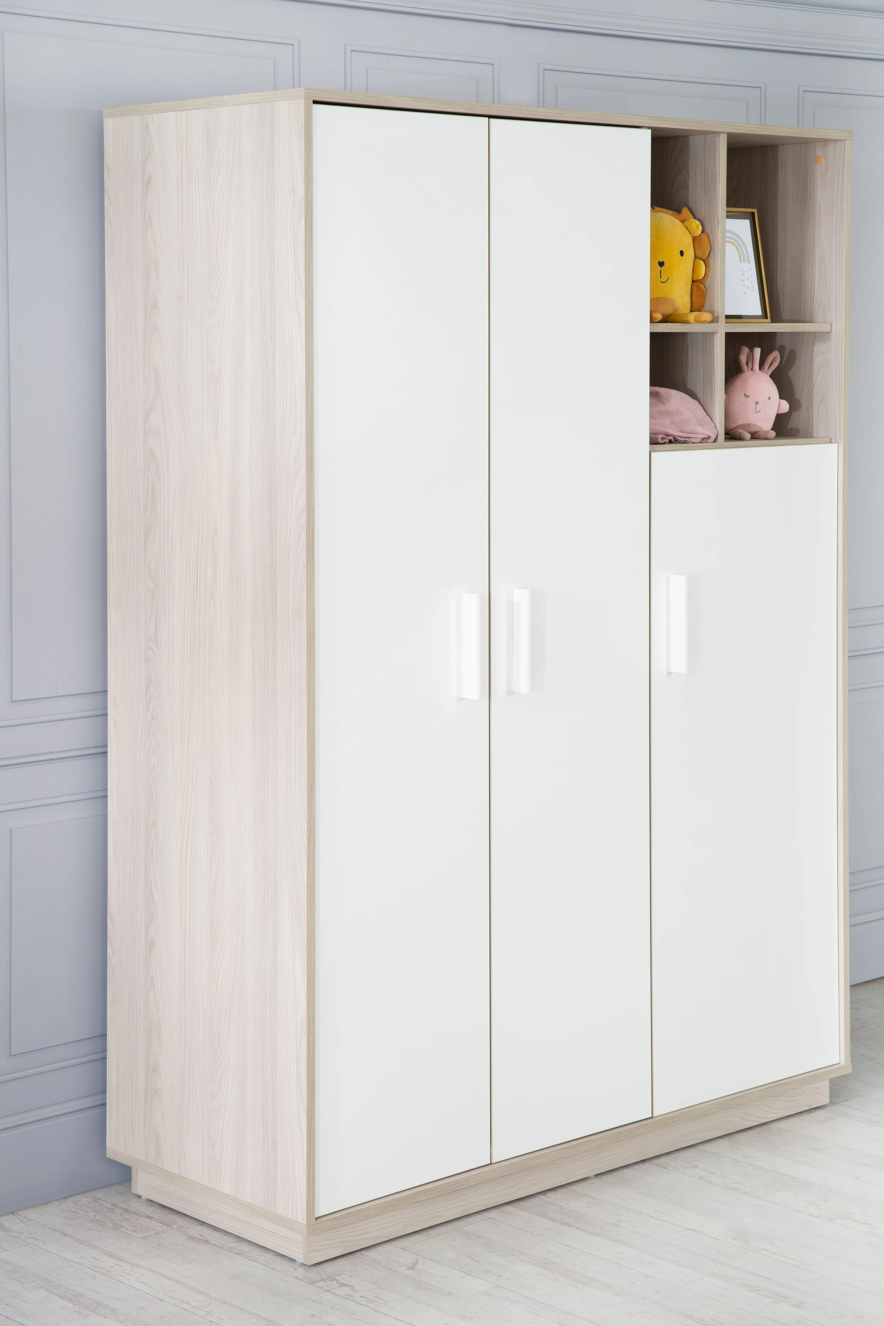 Kleiderschrank 'Olaf', 3 Drehtüren, mit offenem Regal, Weiß / Luna Elm - Image 3