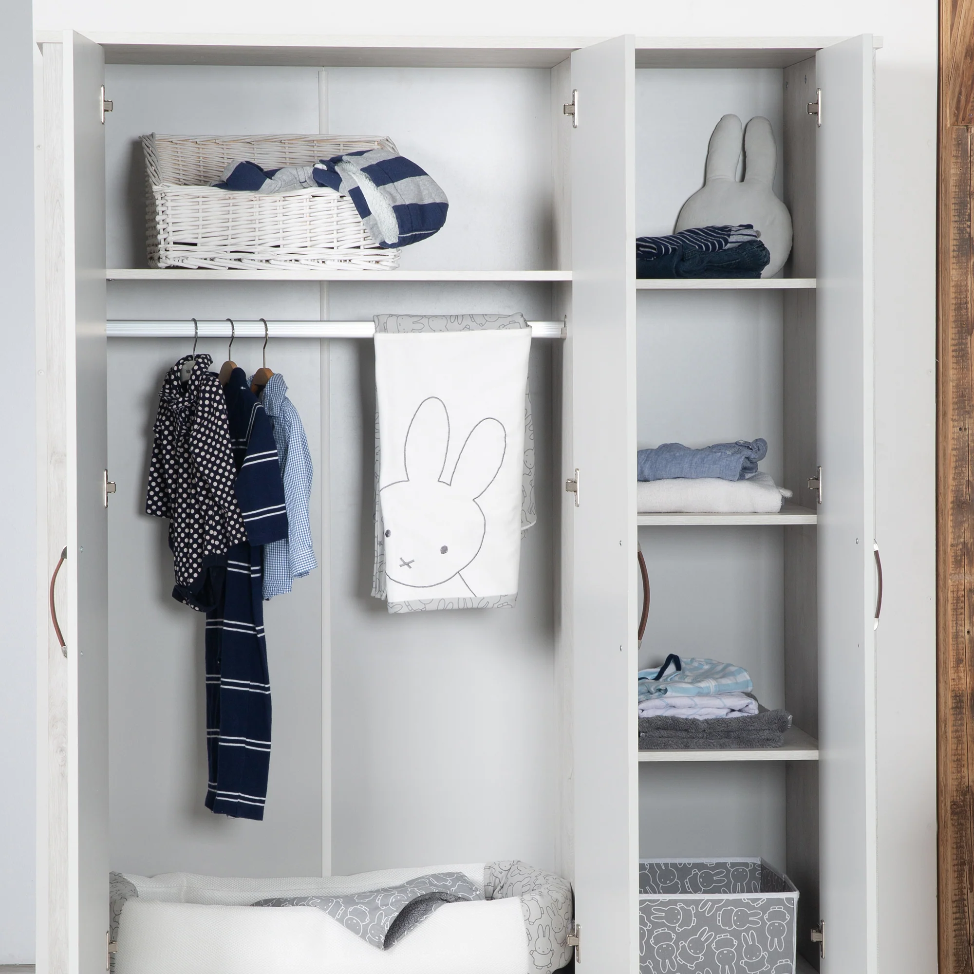 Kleiderschrank 'Mila', 3 Türen, 2 Schubladen, Soft Close-Technik, Drehtürenschrank, grau/weiß - Image 4