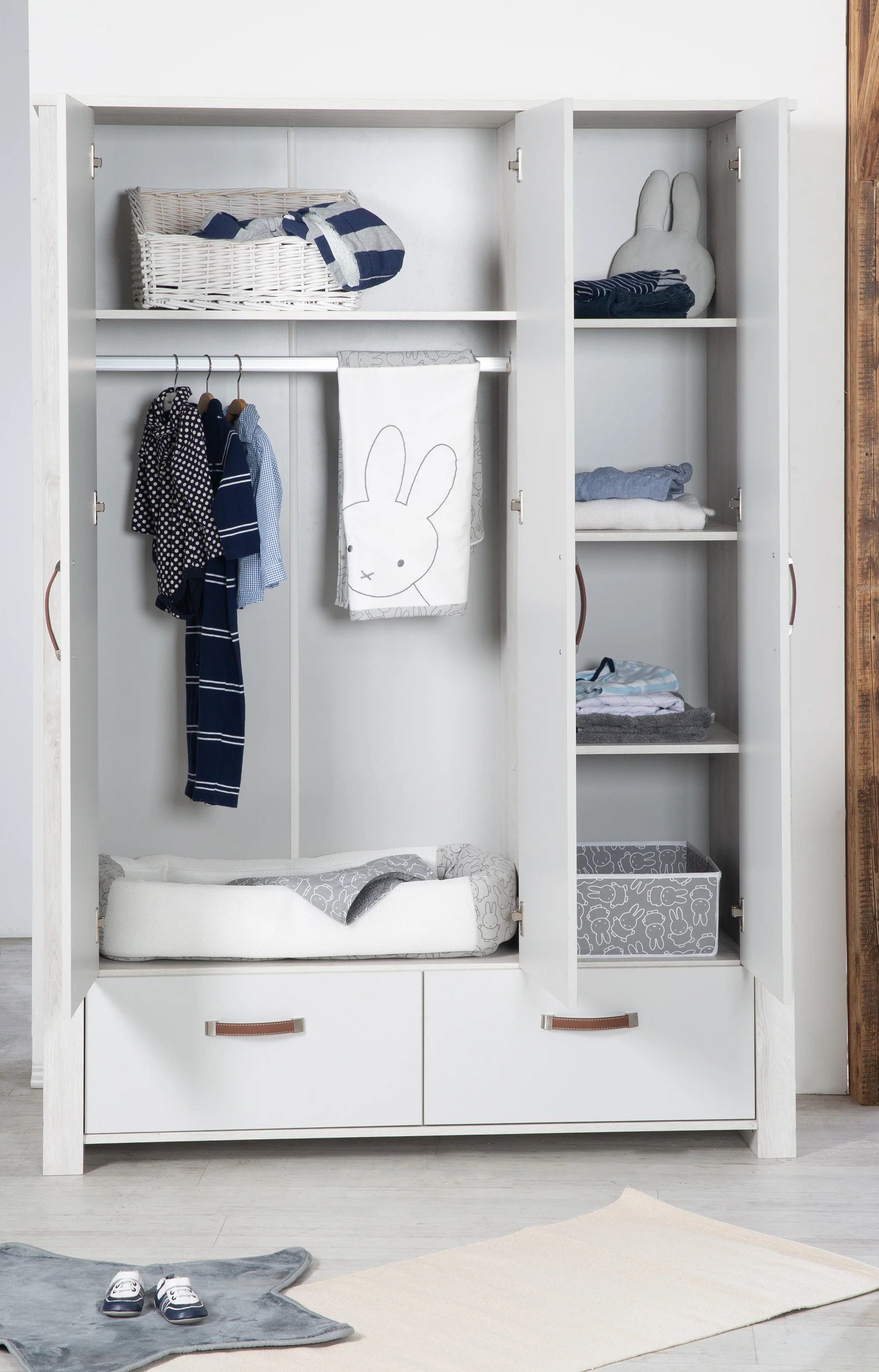 Kleiderschrank 'Mila', 3 Türen, 2 Schubladen, Soft Close-Technik, Drehtürenschrank, grau/weiß - Image 7