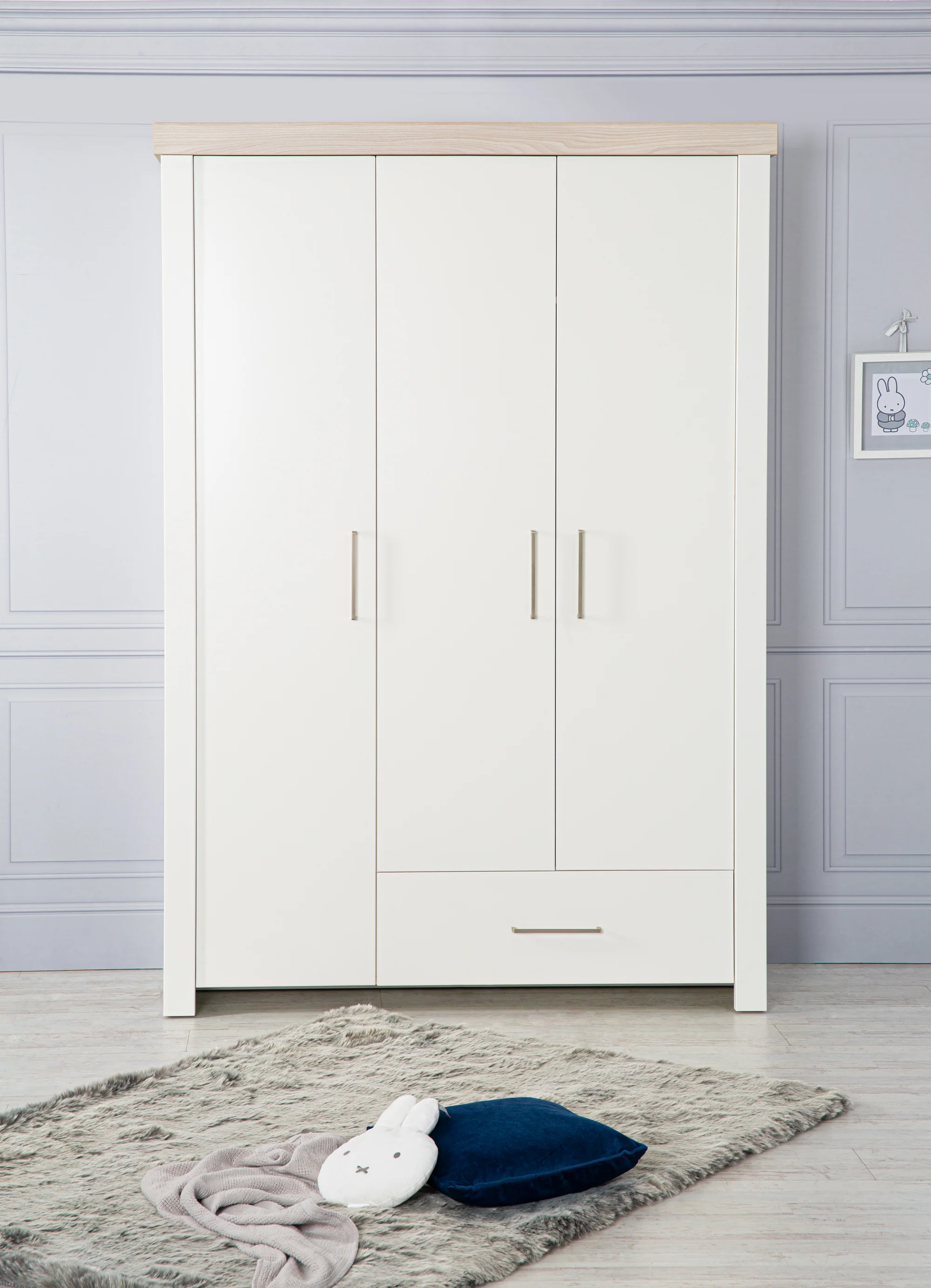 Kleiderschrank 'Lucy' 3-trg, Korpus weiß, Kranz in 'Luna Elm' - Image 7