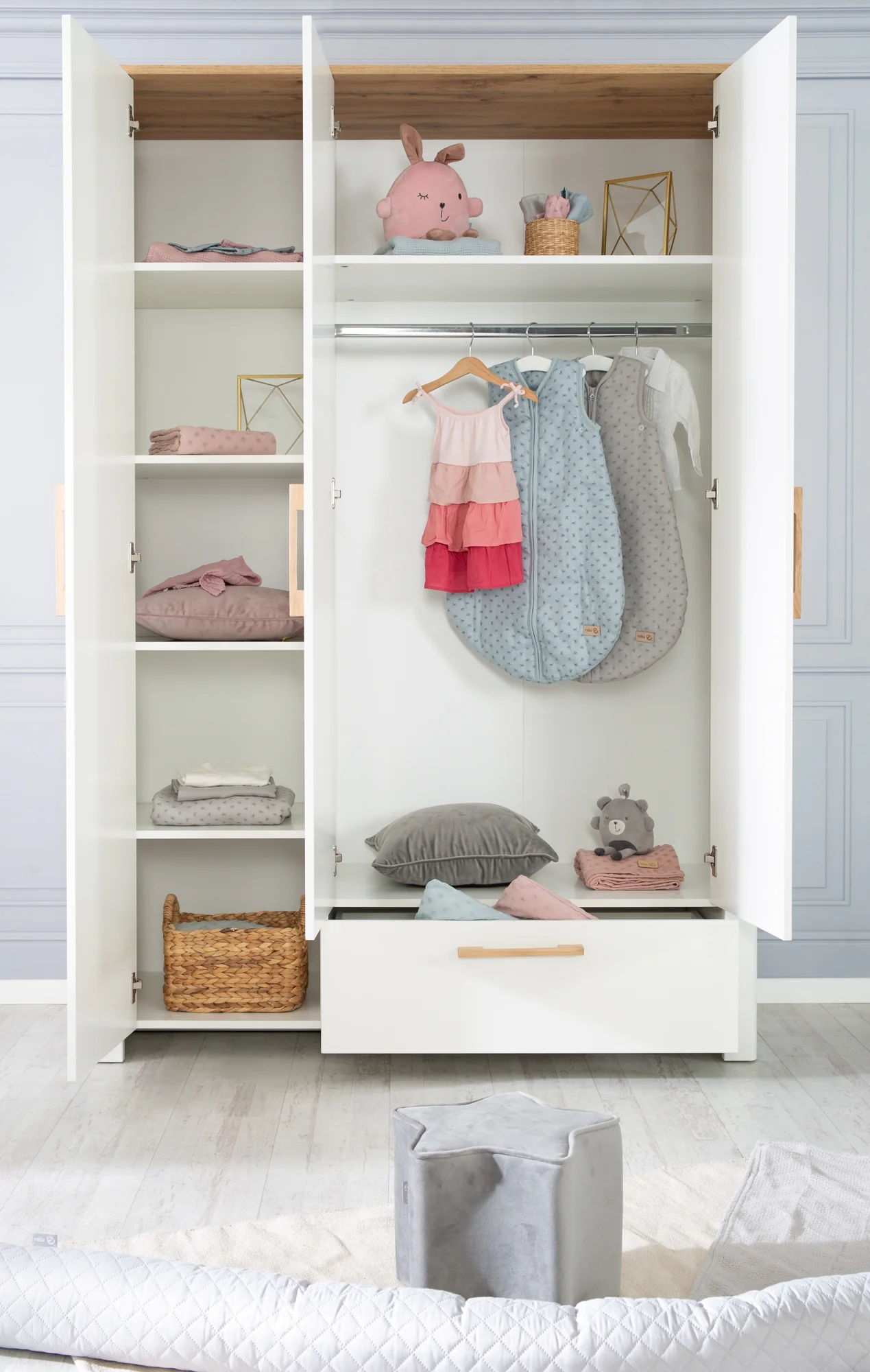 Kleiderschrank 'Ava' 3-trg. in weiß, mit Deckplatte in 'Artisan Eiche‘, HxBxT: 200 x 137 x 53 cm - Image 6
