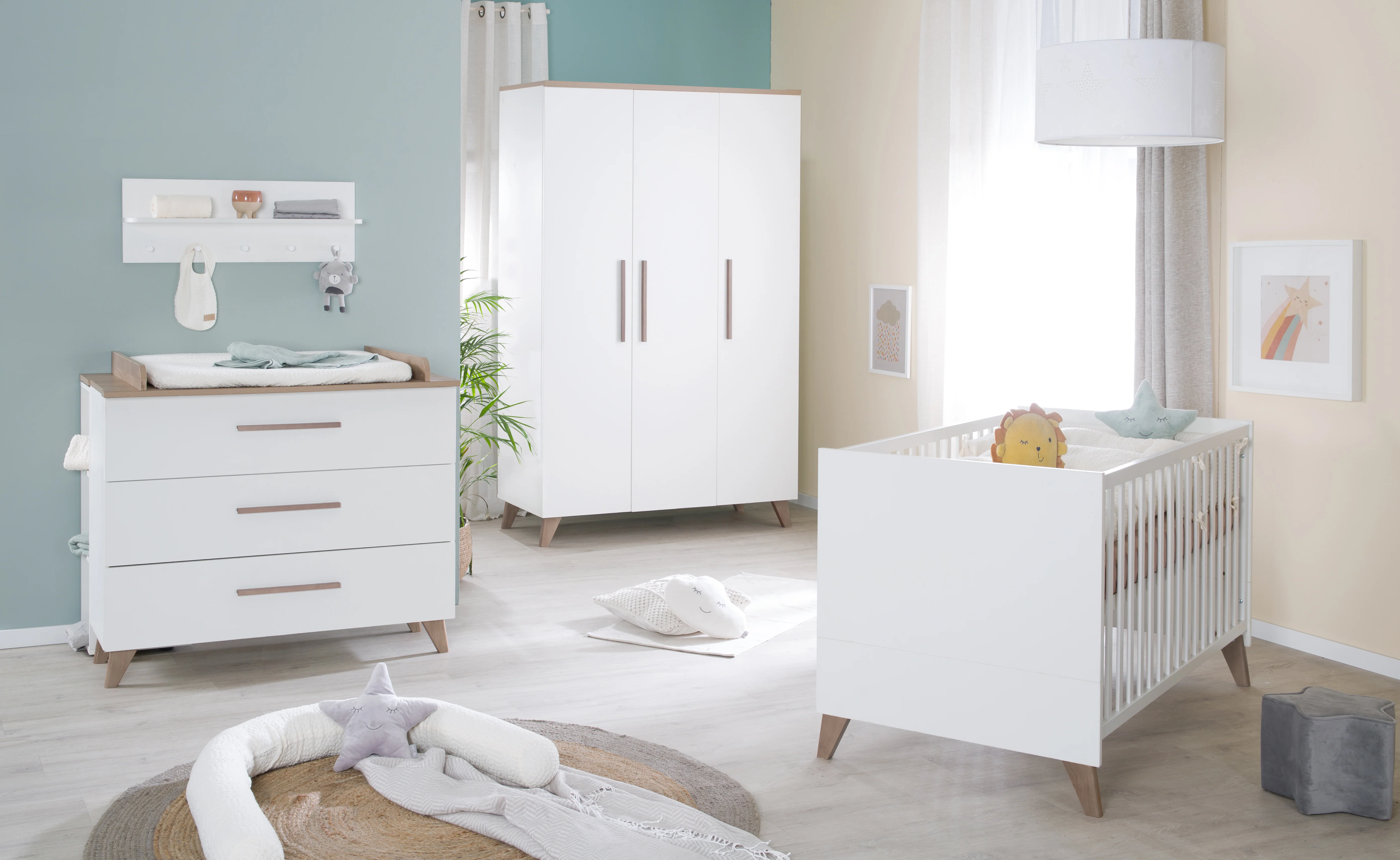 Kleiderschrank 'Ole' 3-türig mit Holzgriffe & -füßen - Weiß / Eichen-Dekor - Image 8