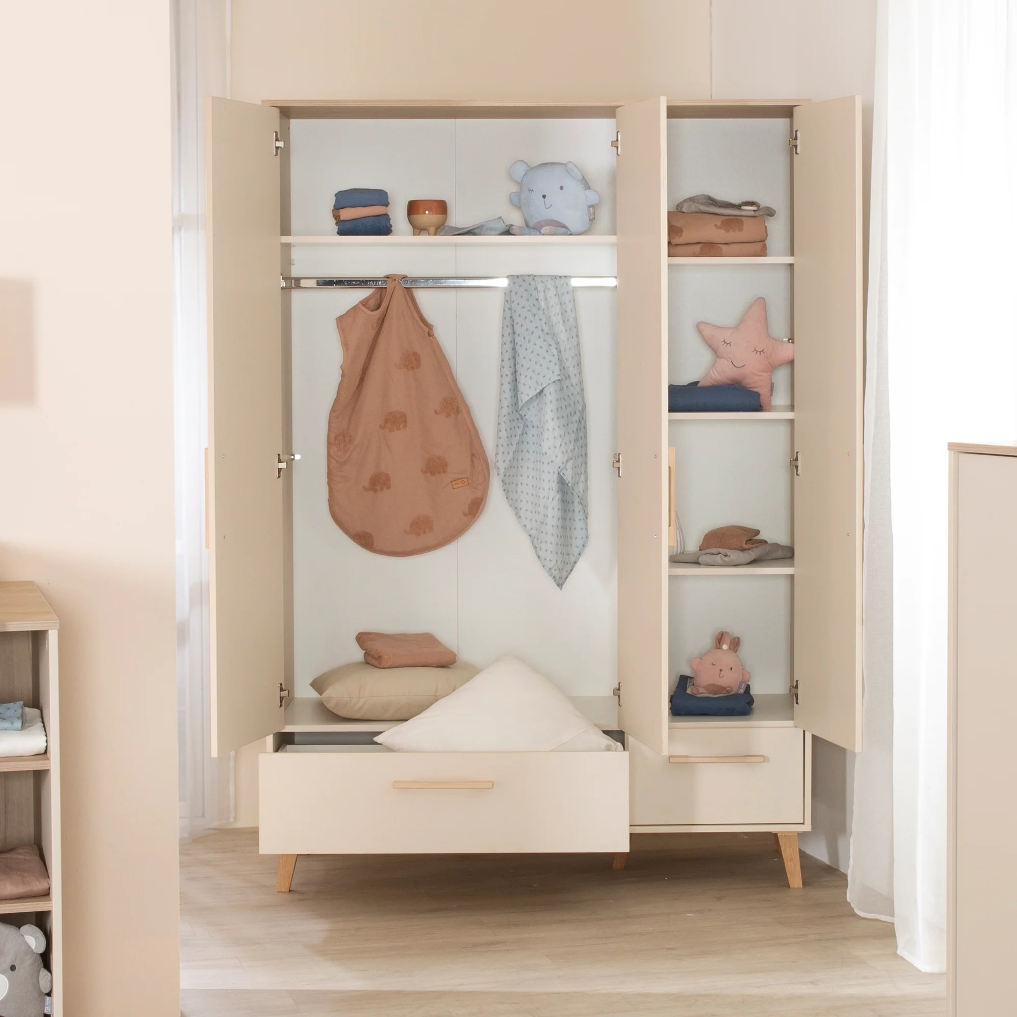 Kleiderschrank 'Jil' 3-türig mit 2 Schubladen - Cashmere / Chestnut - Image 2
