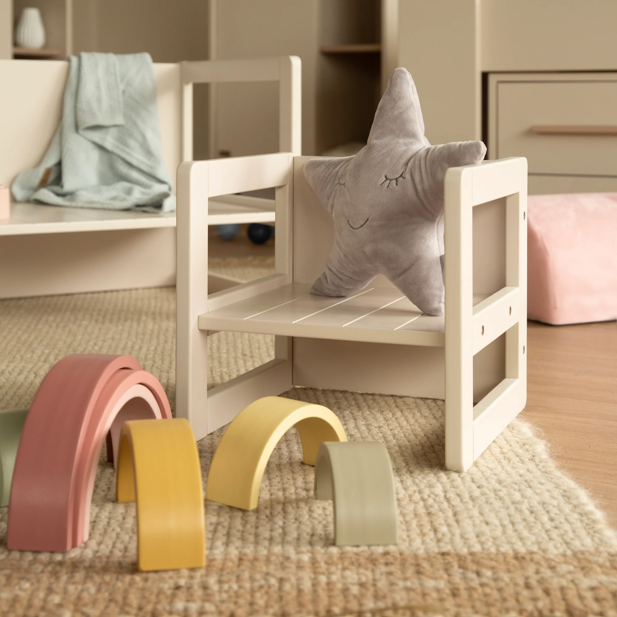 Sitzhocker für Kinder im Landhausstil - Wendehocker mit 3 Sitzhöhen - Holz beige / Cashmere - Image 2