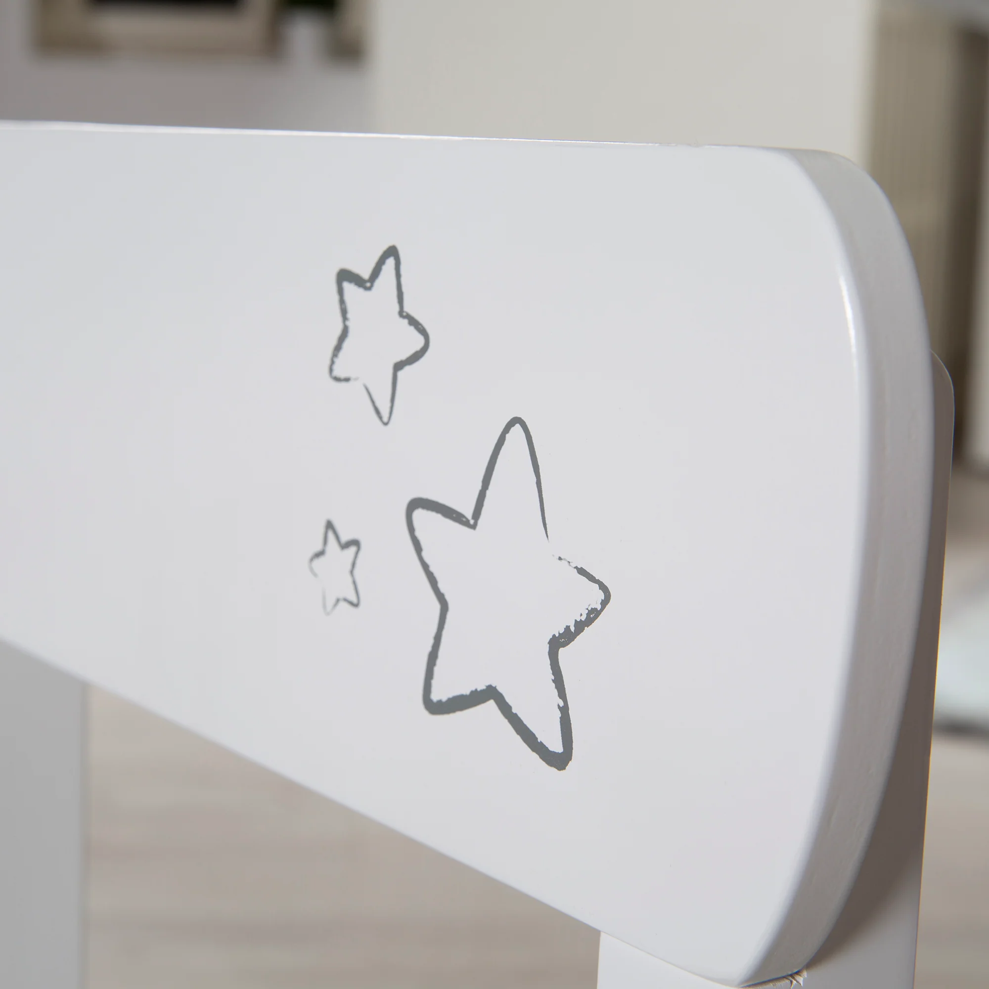 Kindersitzgruppe 'Little Stars', 2 Kinderstühle & 1 Tisch, Holz, weiß lackiert, mit Sternen - Image 6