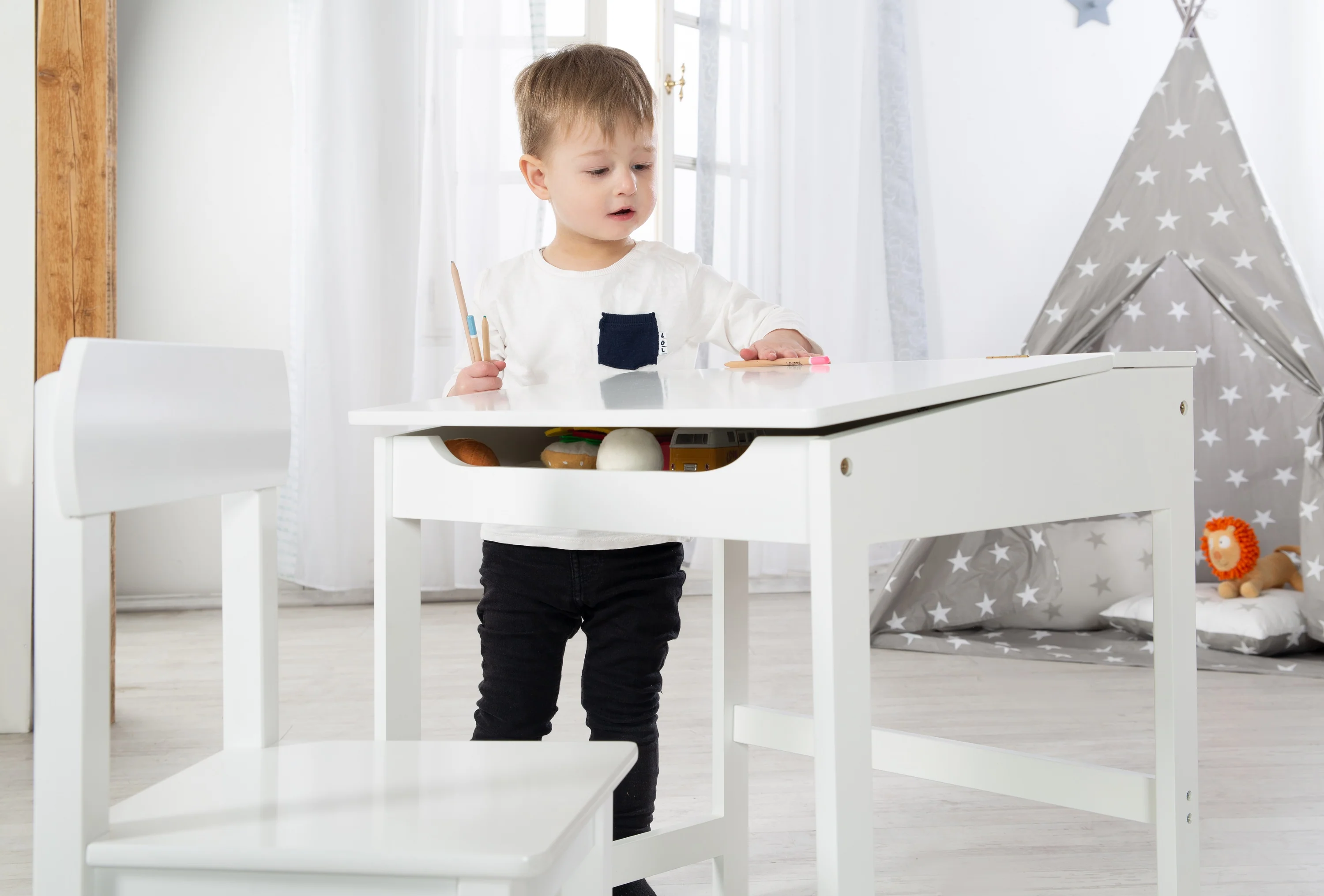 Schulpult mit Stuhl, hochklappbarer Tischplatte mit Dämpfungsbeschlägen, gefräste Ablagerillen - Image 12