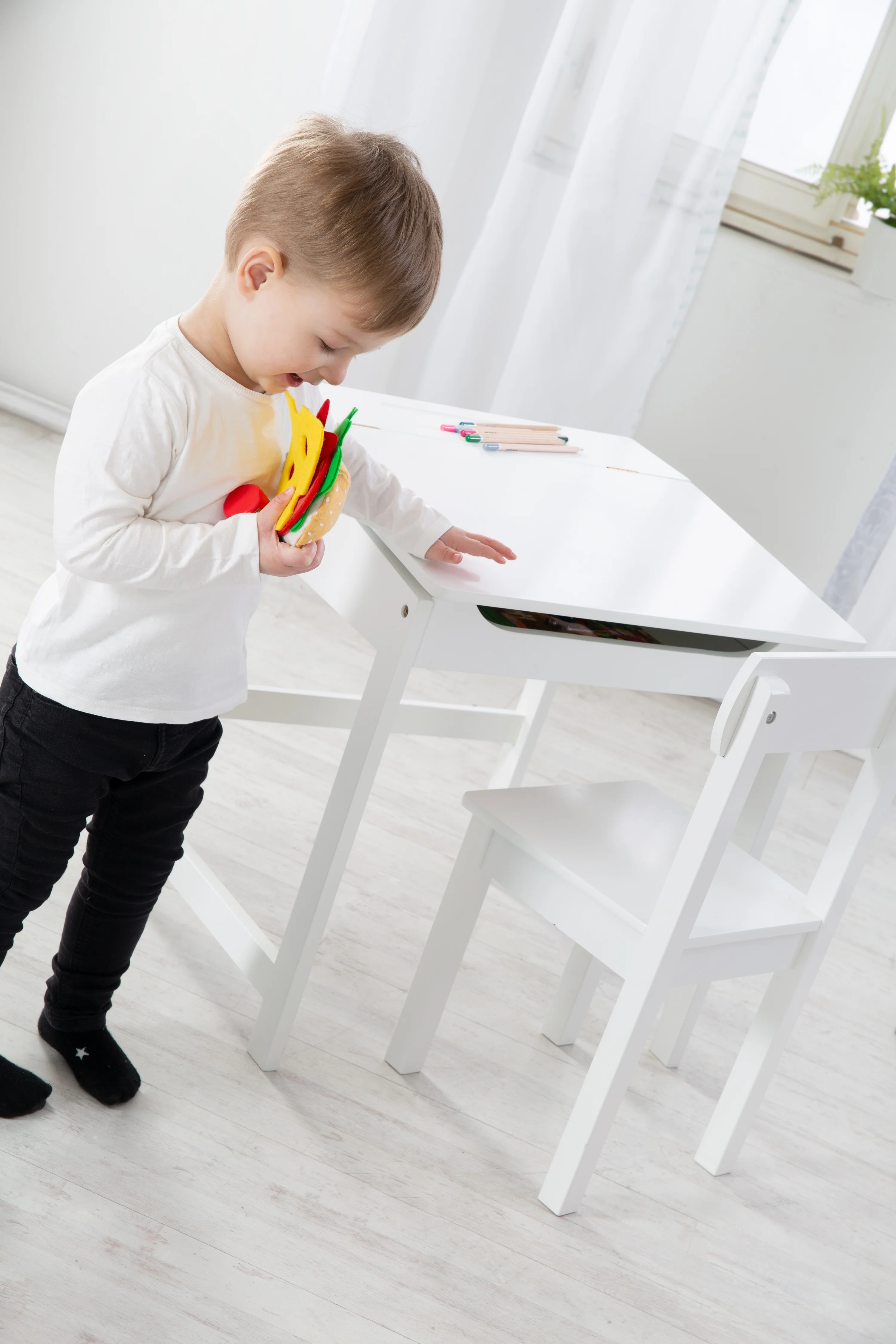 Schulpult mit Stuhl, hochklappbarer Tischplatte mit Dämpfungsbeschlägen, gefräste Ablagerillen - Image 13