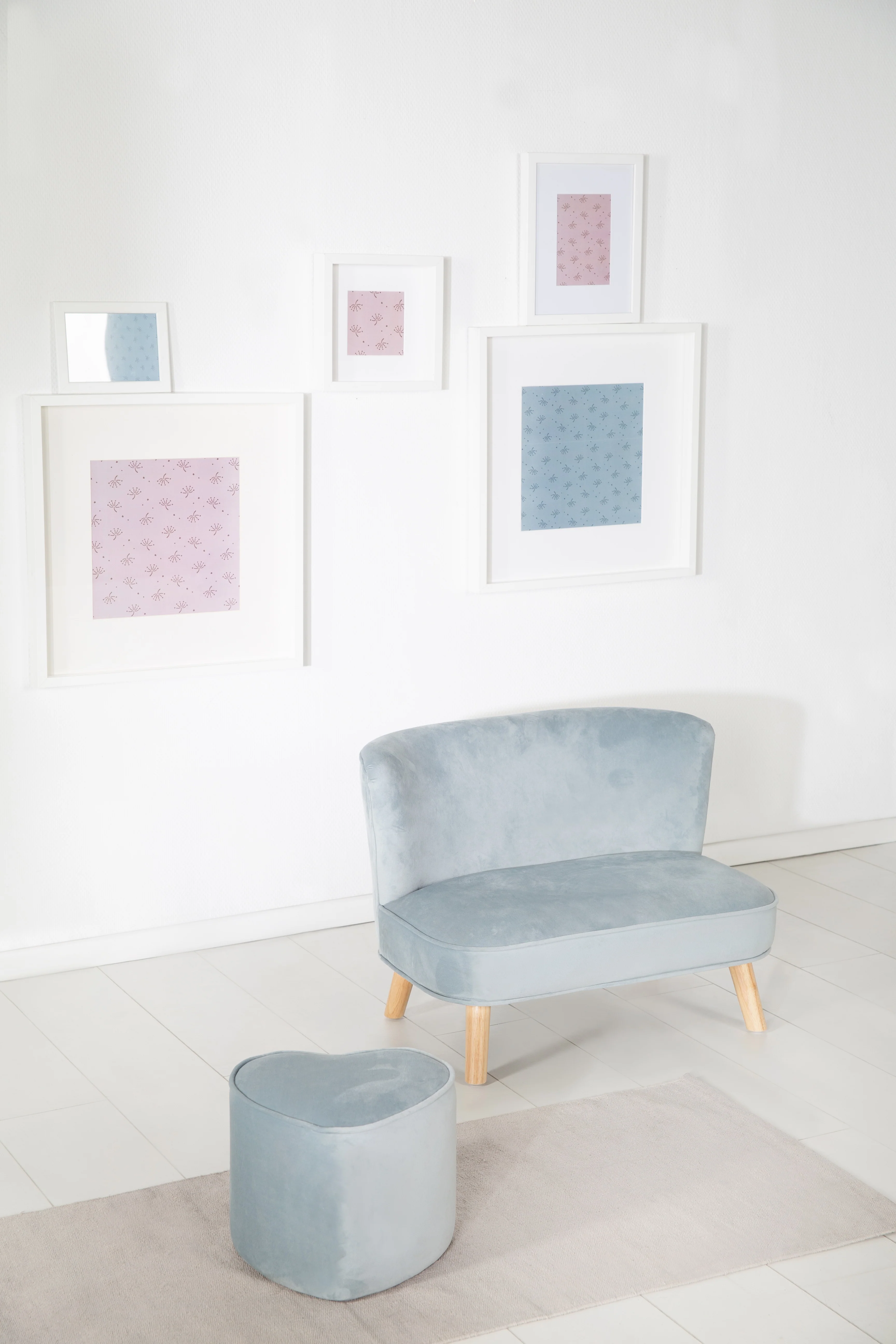 Kindersofa 'Lil Sofa' - Bequeme Kindercouch mit Holzfüßen - Samtstoff hellblau - Image 3