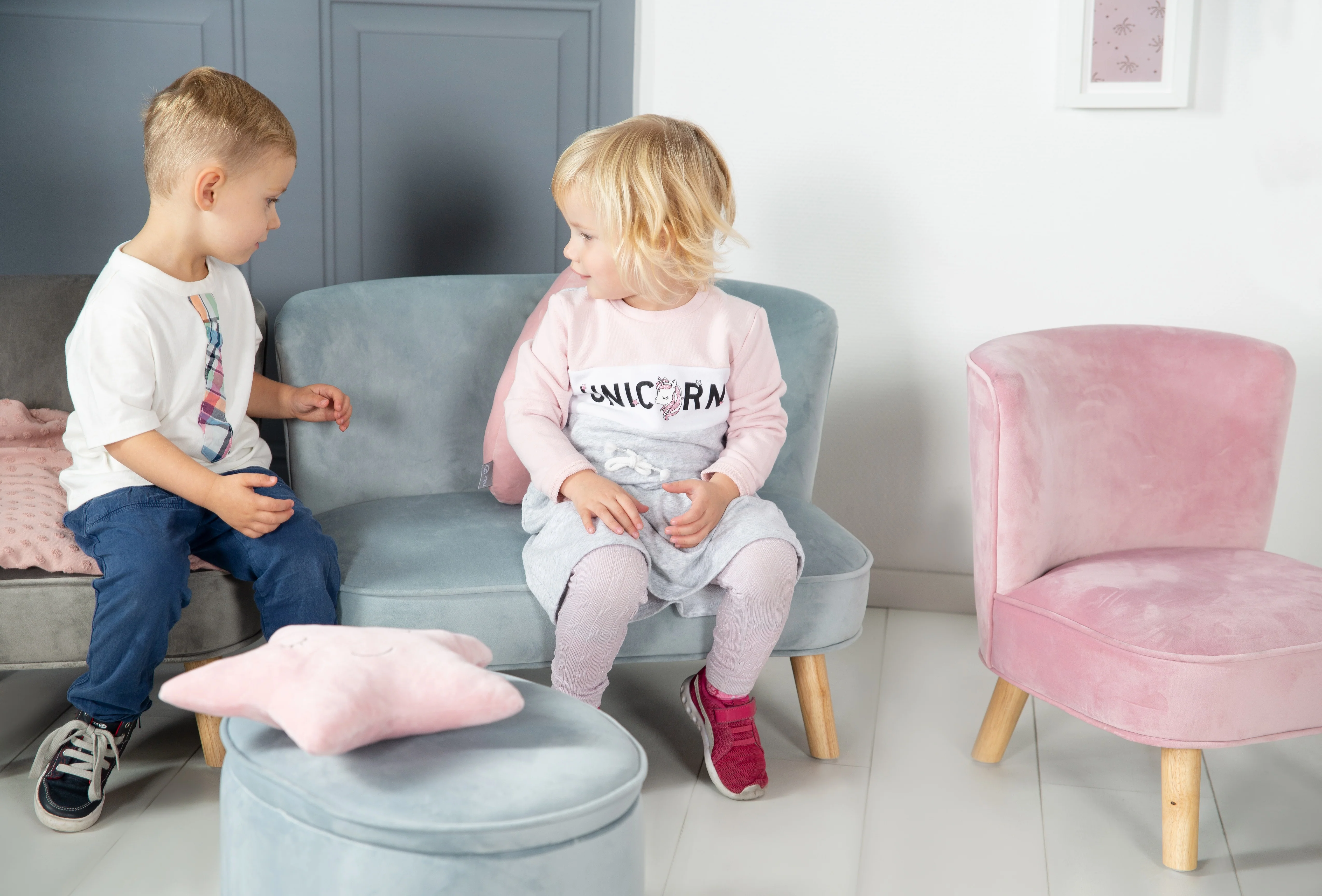 Kindersofa 'Lil Sofa' - Bequeme Kindercouch mit Holzfüßen - Samtstoff hellblau - Image 4