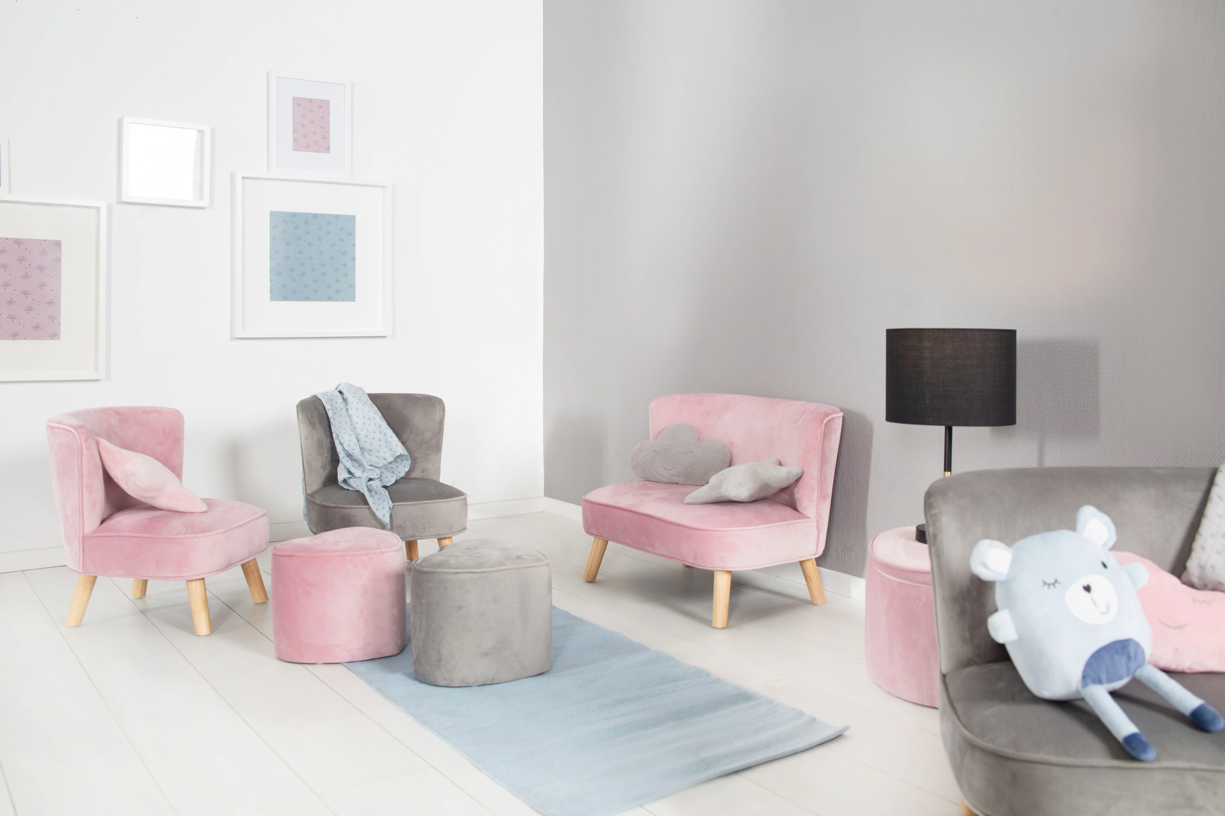 Kindersessel 'Lil Sofa', bequemer Sessel mit stabilen Holzfüßen und grauem Samtstoff - Image 3