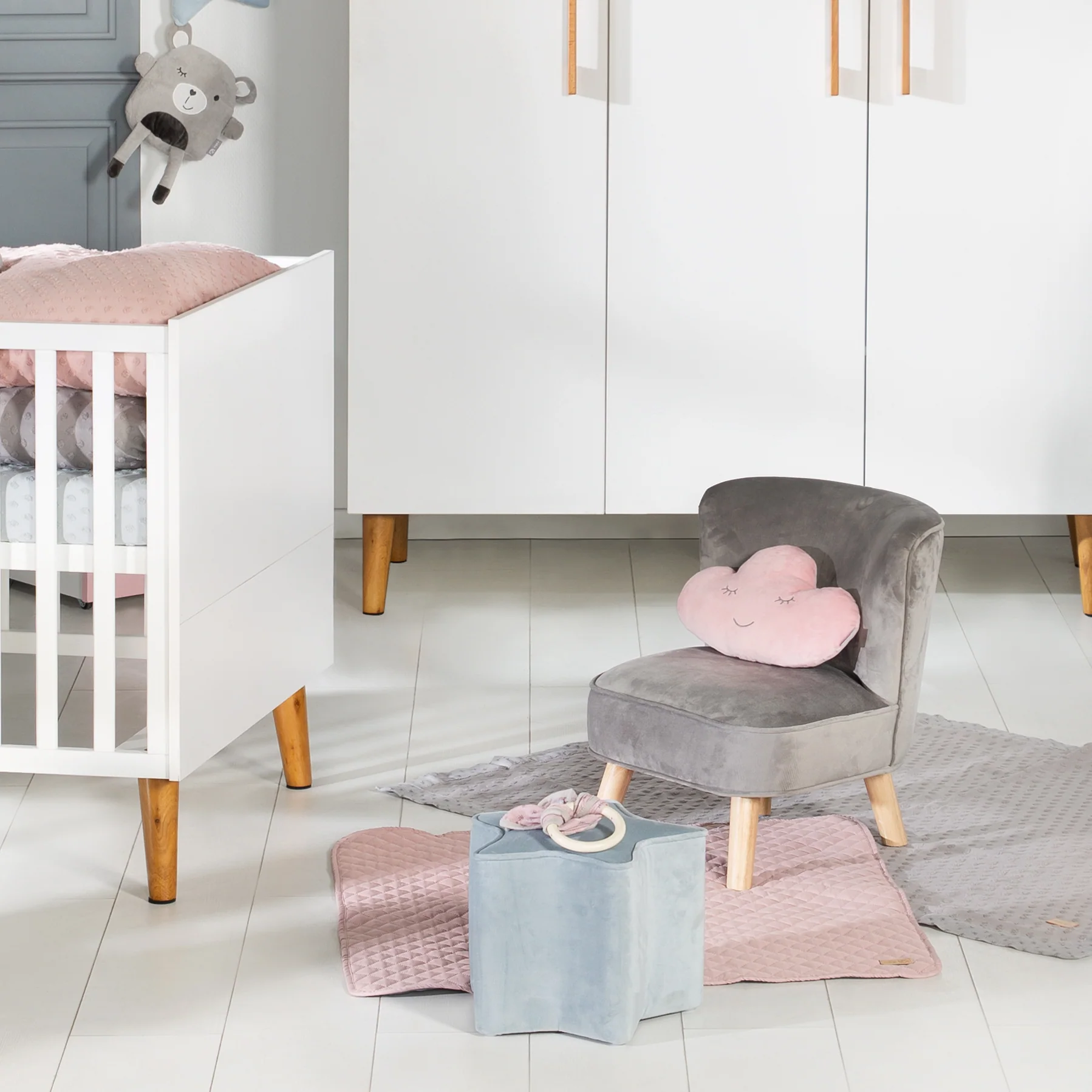 Kindersessel 'Lil Sofa', bequemer Sessel mit stabilen Holzfüßen und grauem Samtstoff - Image 8