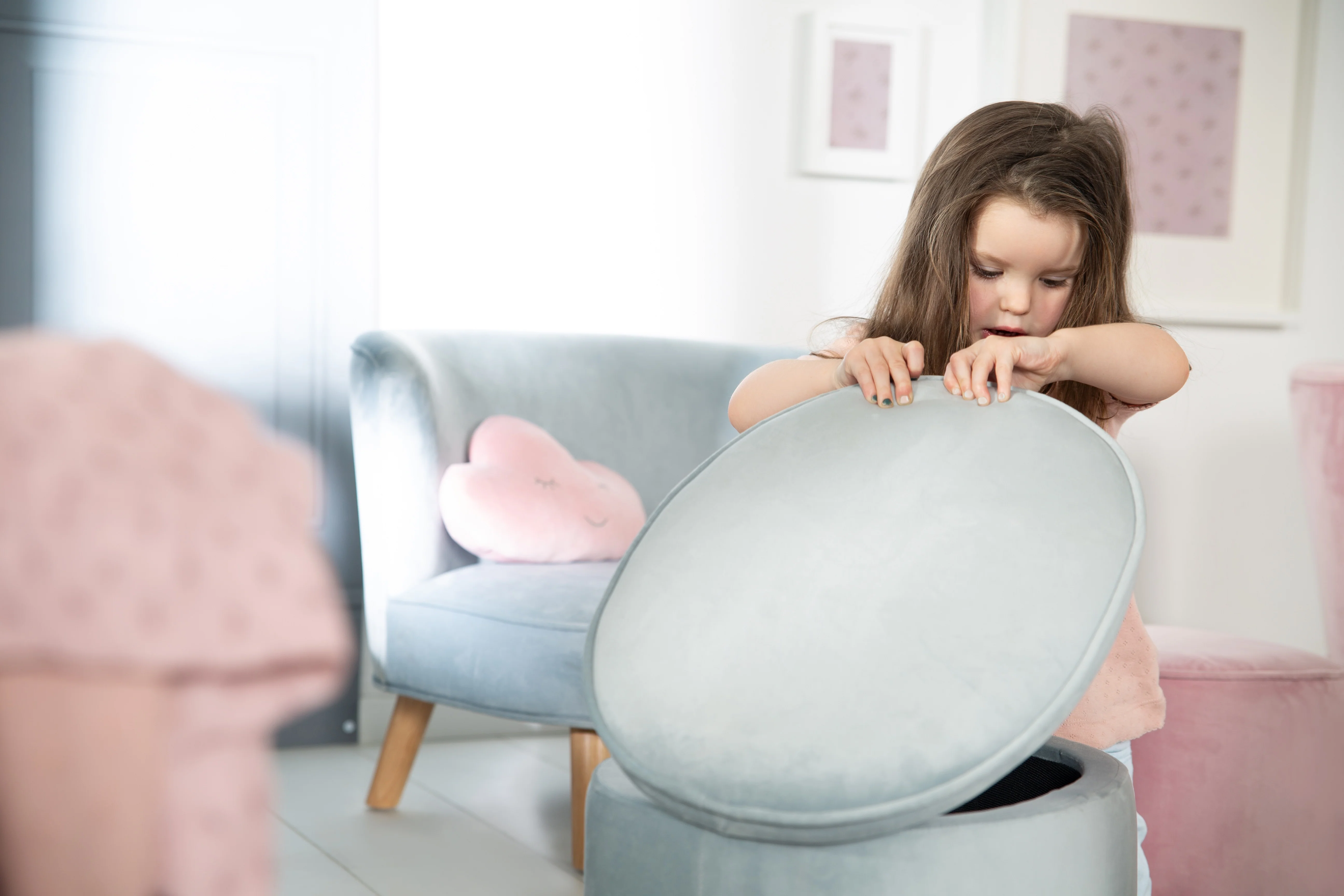 Kinderhocker mit Aufbewahrungsfunktion 'Lil Sofa', oval, bequem, mit Samtstoff, Sky/Hellblau - Image 5