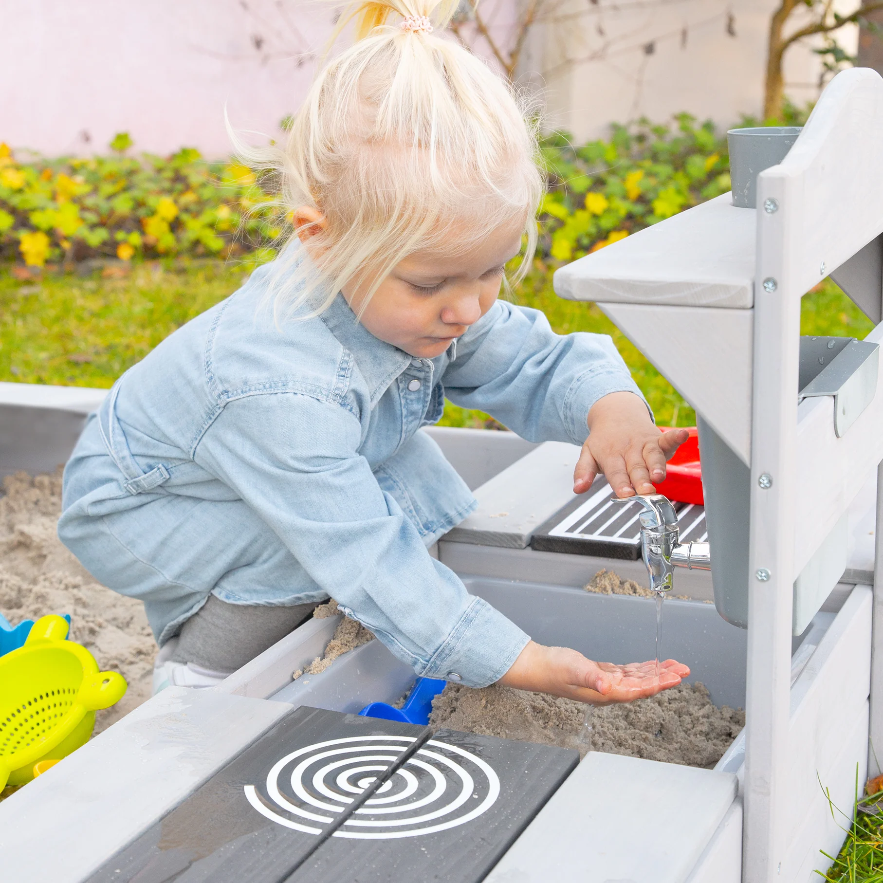 FSC-zertifizierter Sandkasten mit Matschküche - Massivholz grau lasiert - Image 3