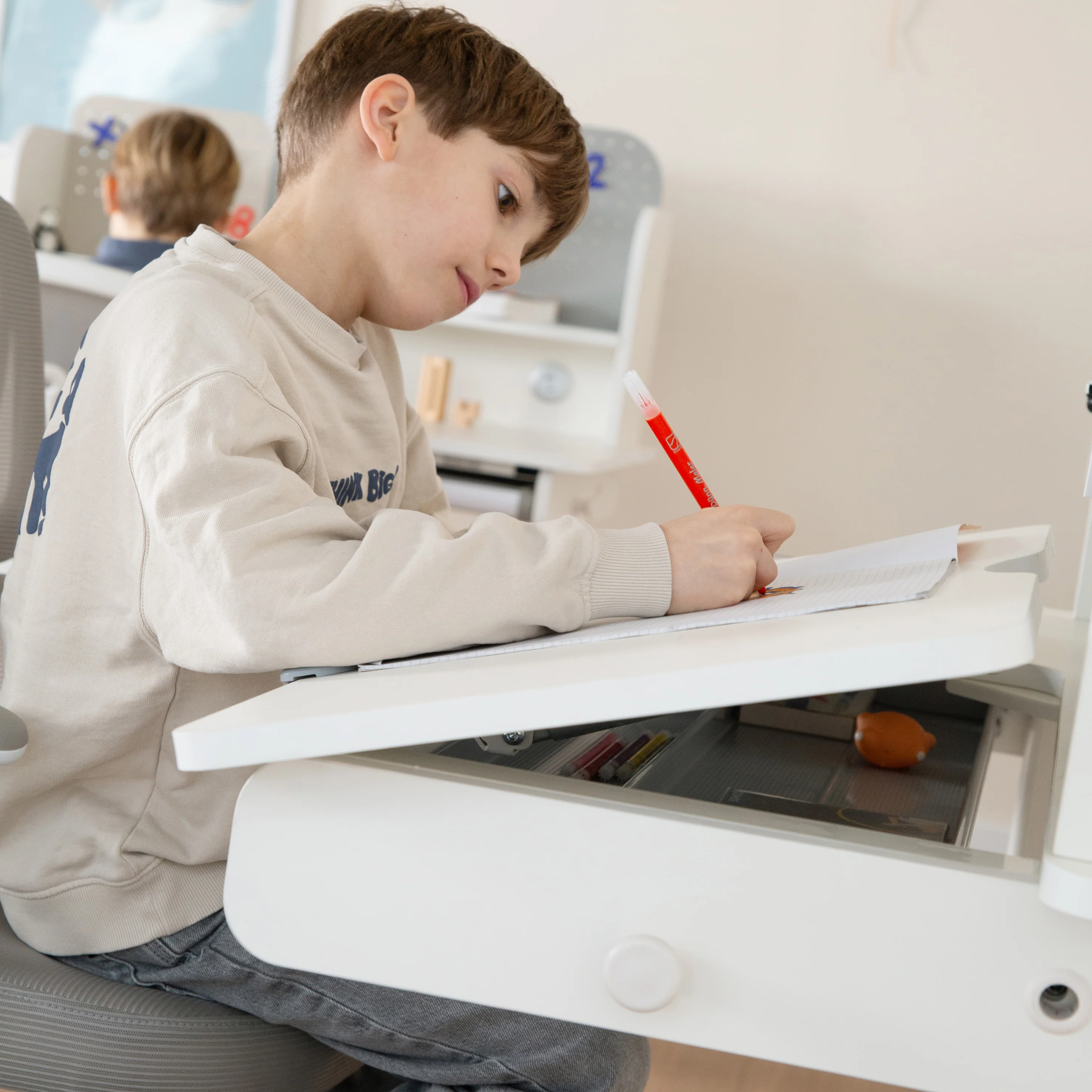 Schreibtisch teilneigbar mit Schublade weiß - Höhenverstellbarer Kinderschreibtisch 62-78 cm - Rechte Tischhälfte neigbar - Mit Stauraum & ergonomischer Arbeitsfläche - 110x60 cm - Kinder & Jugendliche - Modern & Stabil - Image 16