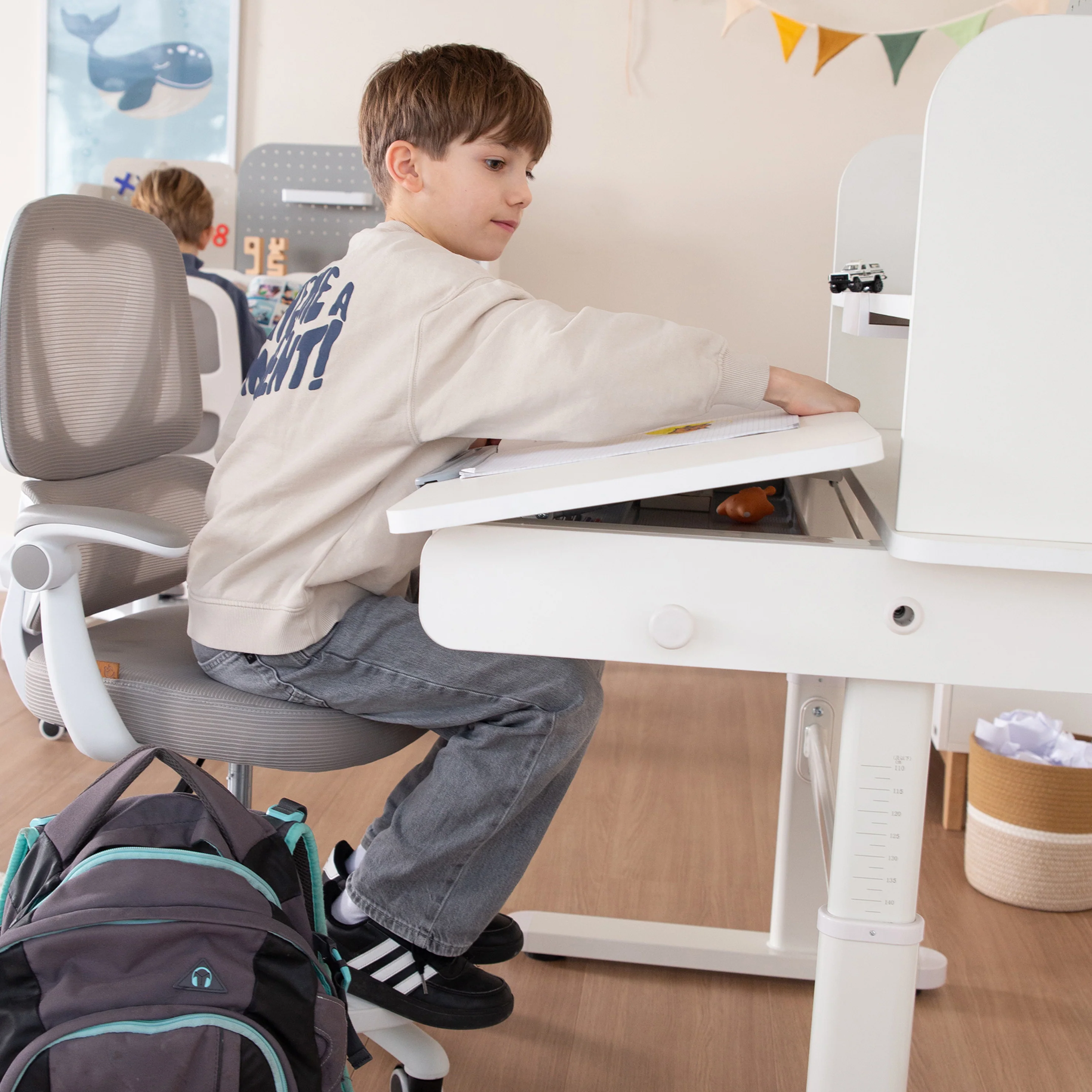 Schreibtisch teilneigbar mit Schublade weiß - Höhenverstellbarer Kinderschreibtisch 62-78 cm - Rechte Tischhälfte neigbar - Mit Stauraum & ergonomischer Arbeitsfläche - 110x60 cm - Kinder & Jugendliche - Modern & Stabil - Image 21
