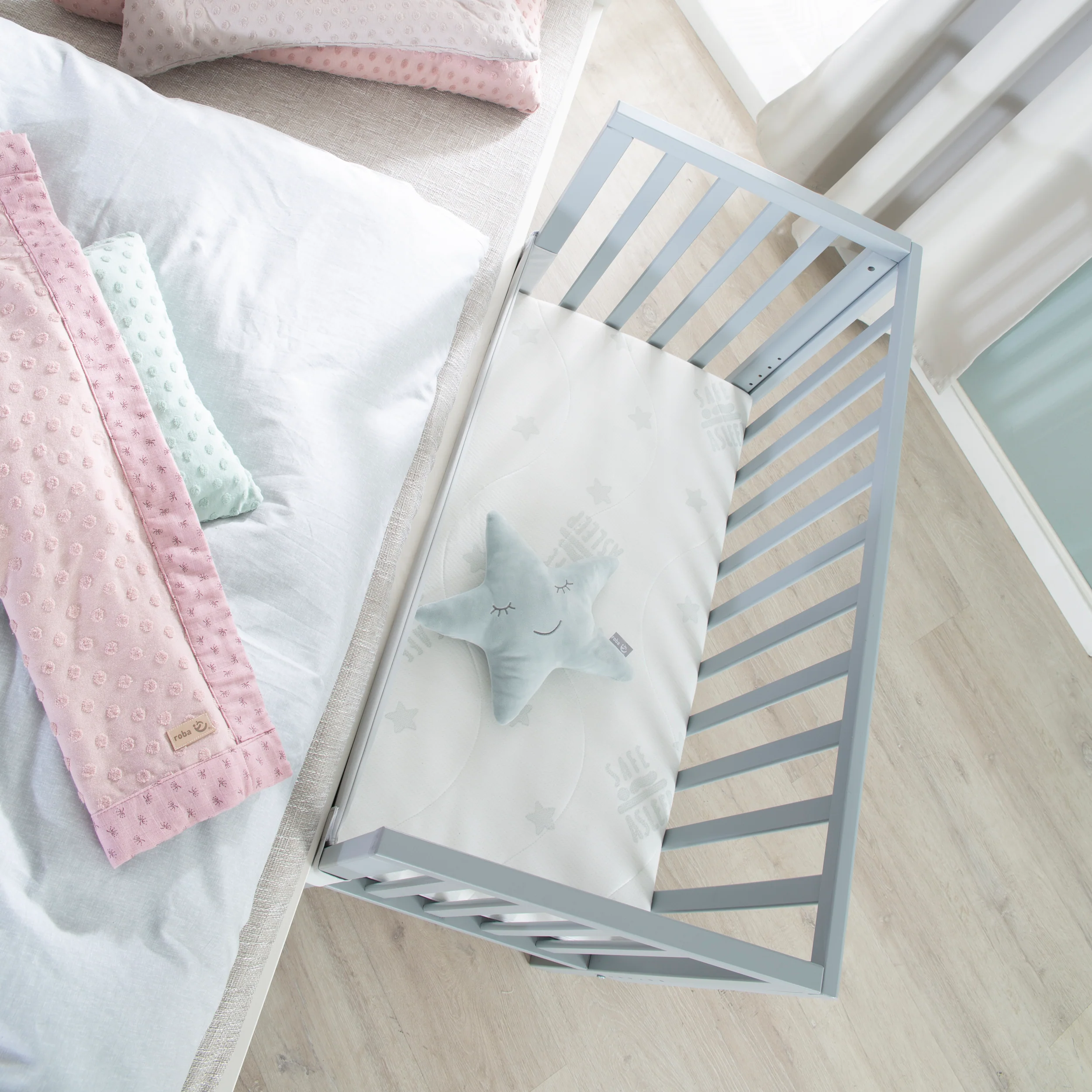 Beistellbett 2in1 'safe asleep®' mit Barriere & Matratze - für alle Elternbetthöhen - Holz taupe - Image 5