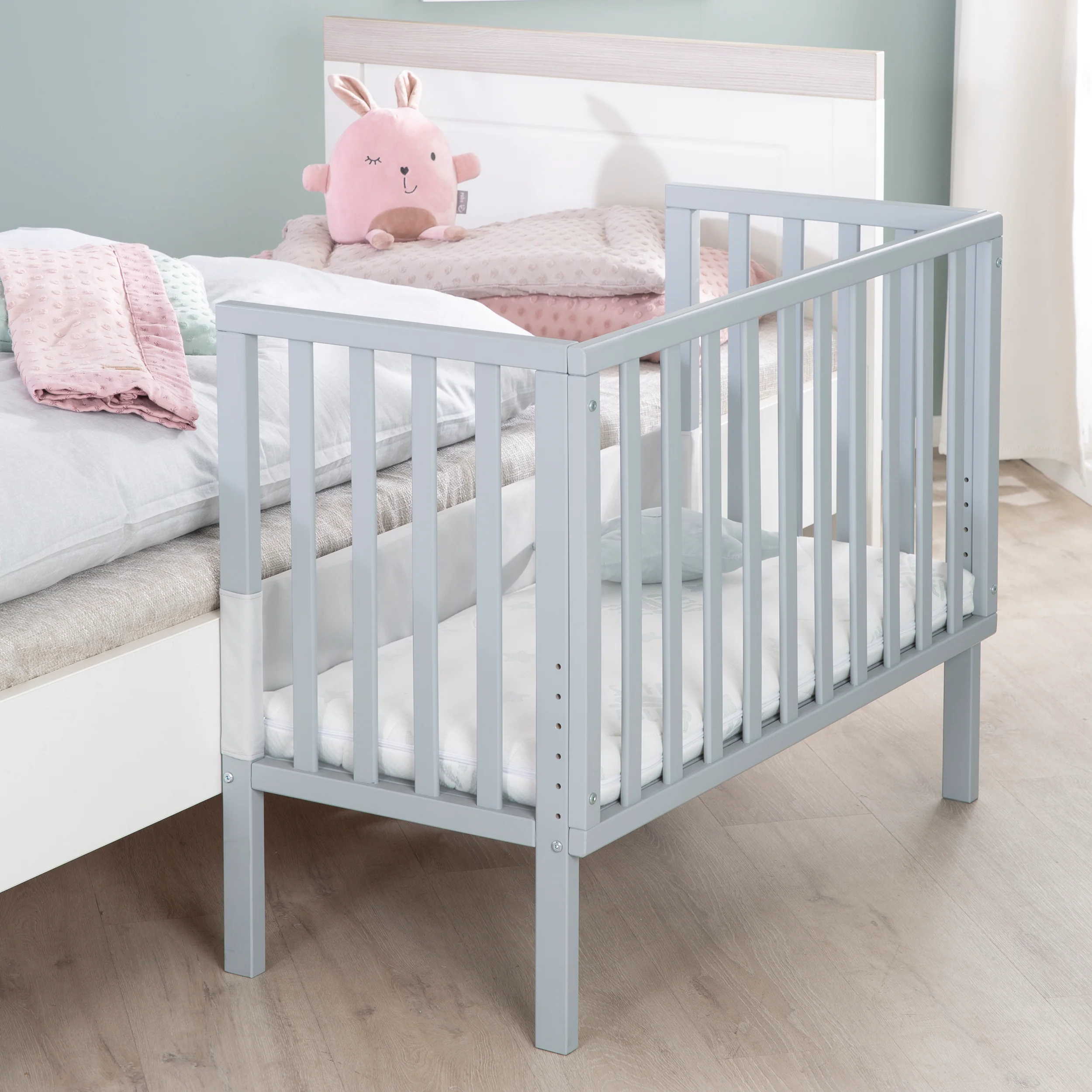 Beistellbett 2in1 'safe asleep®' mit Barriere & Matratze - für alle Elternbetthöhen - Holz taupe - Image 6