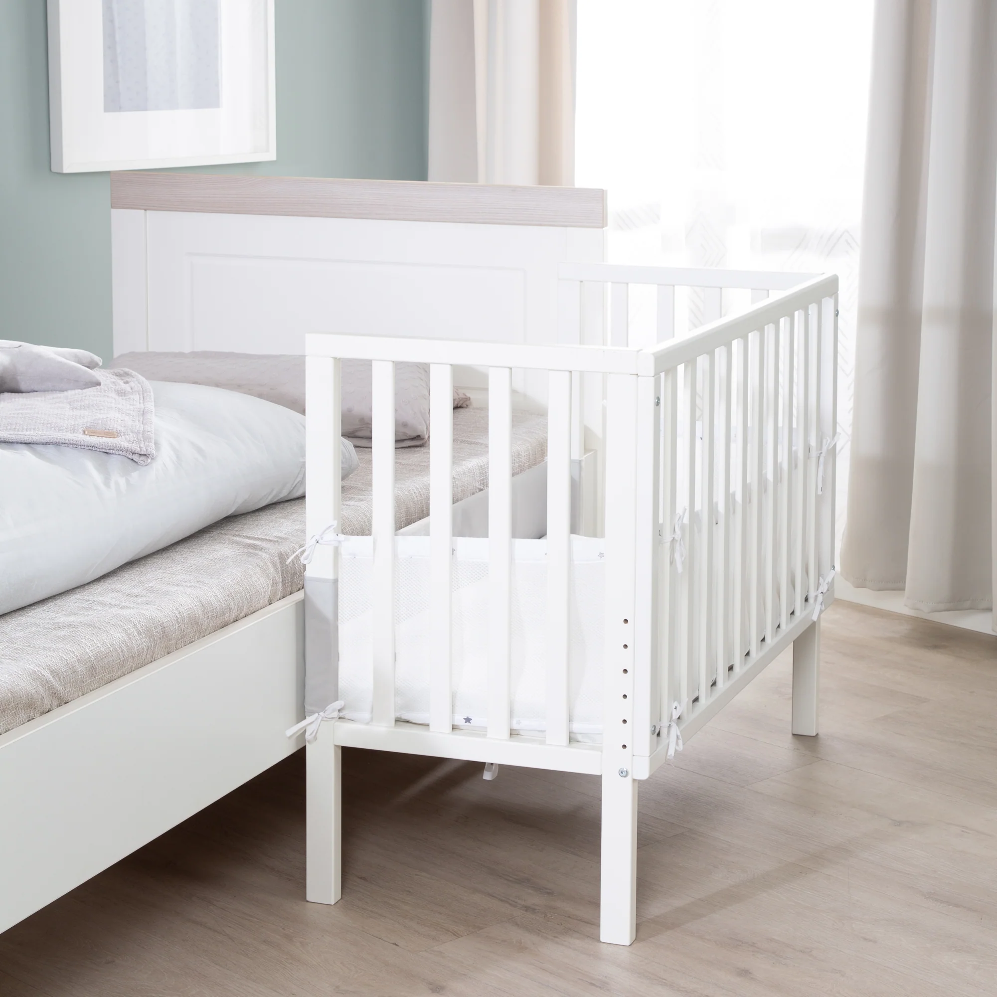 Beistellbett 2 in 1 safe asleep® 45 x 90 cm mit Matratze + Canvas Barriere - Holz weiß - Image 2